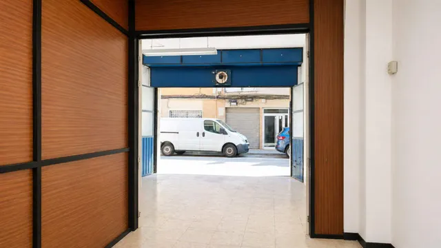 Local comercial diáfano en zona urbana — 11