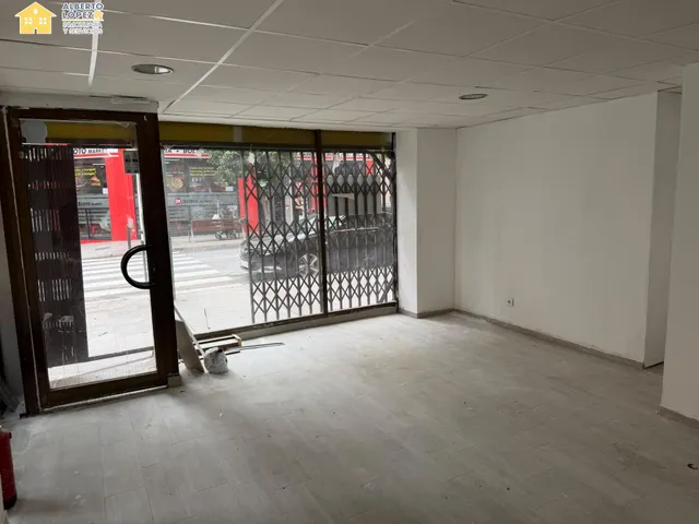 Se alquila local esquina en Av Reina Victoria Elche esquina Alférez Cosido — 8
