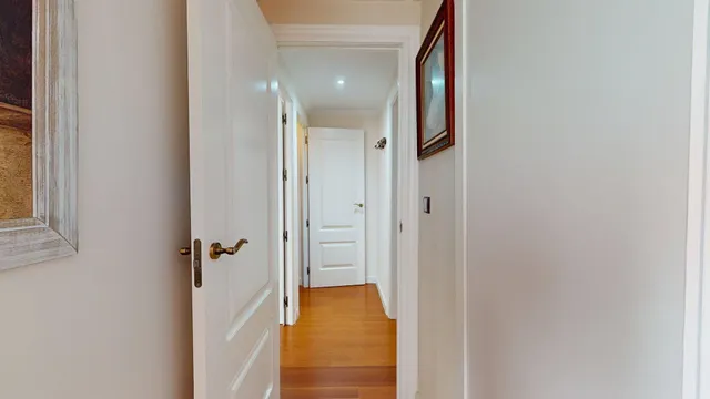 Magnifica vivienda de 4 dormitorios, convertida en 3 dormitorios, con dos baños, vestidor y terraza — 22