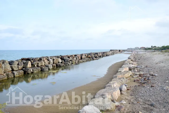 TERRENO URBANO EN PRIMERA LÍNEA JUNTO AL MAR — 48