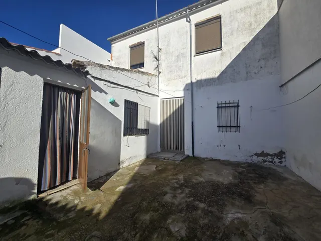 CASA DE DOS PLANTAS CON TEJADO NUEVO — 12