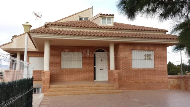 CHALET INDEPENDIENTE 8 habitaciones + 1.200 M2 DE PARCELA + 