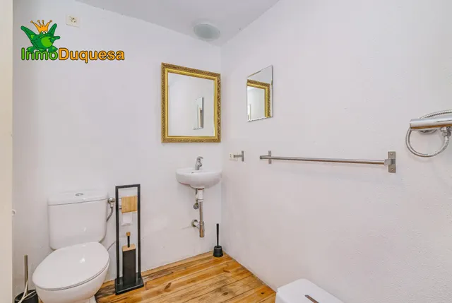 Local comercial de 87 m2 junto a calle Obispo Hurtado. Con doble altura. — 17