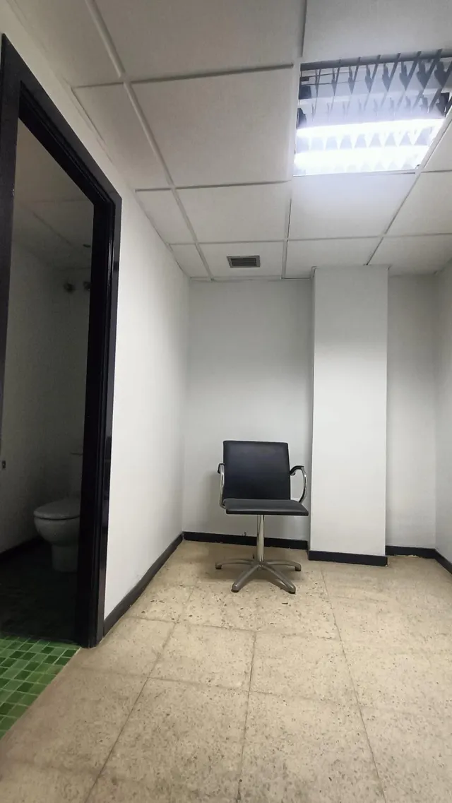 Amplio Local Comercial en Elche - Ideal para Centro Estético o Deportivo — 12