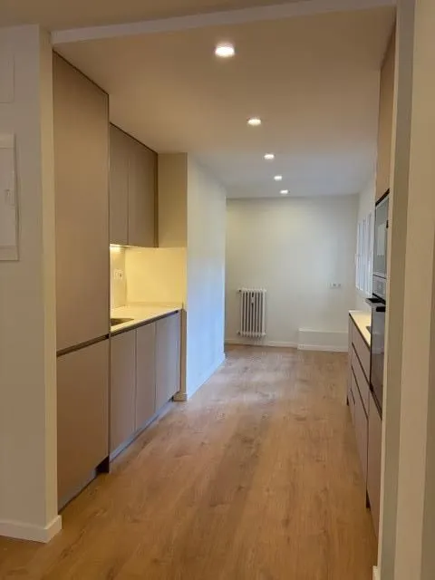 Exclusivo piso reformado en el corazón de Jerónimos, Madrid — 6