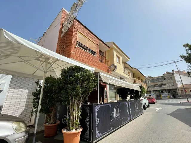 Casa unifamiliar con local comercial de restauración en Beni