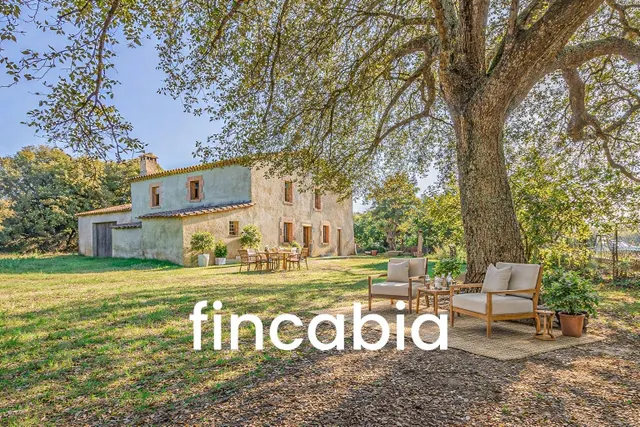 Masía catalana en venta en Sils con 210.000 m2 de terreno y  - foto 2