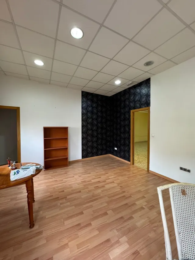 Local de 180 m2 en Barrio Peral. — 17