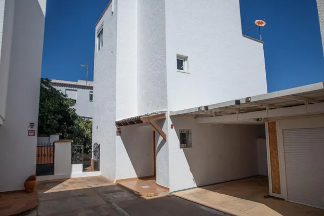 Encantadora vivienda unifamiliar con patio privado, piscina  - foto 2