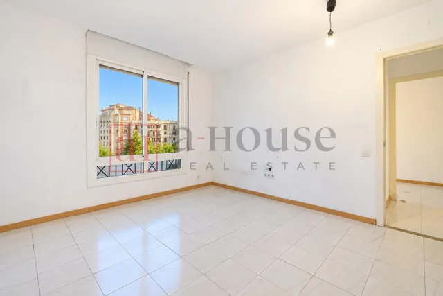 PISO ALTO Y LUMINOSO PARA REFORMAR CON DOBLE ORIENTACIÓN EN LA NOVA ESQUERRA DE L'EIXAMPLE — 7