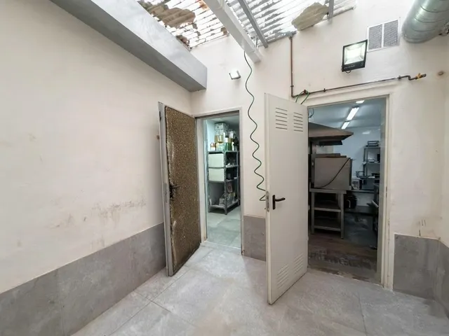 VENTA de DOS LOCALES en ZONA PREMIUM de OCIO  + vivienda de tres dormitorios  ZONA CENTRO PASEO MARITIMO — 31