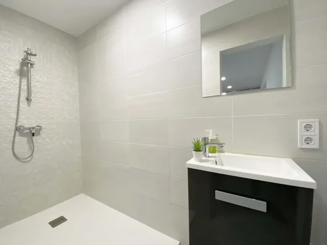 Chalet adosado en venta en Calle de Regàs — 33