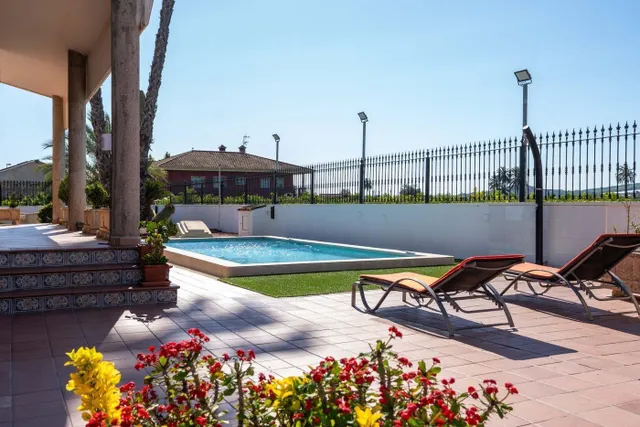 Finca de 9.480 m2. con Chalet de 495 m2. construidos en parcela de 1.000 m2. dentro de la finca. — 9