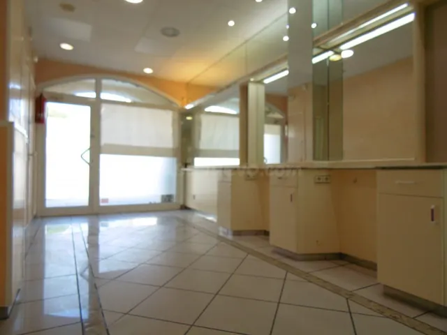 PALAMÓS : Local comercial de 40 m2. al lado del mercado muni