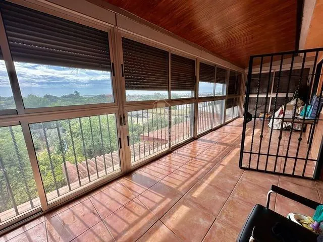 LA COLINA - Parcela de 1.000m2 con Gran casa con sotano y 3  - foto 2