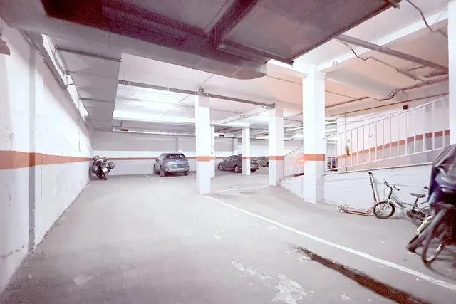 Este no es un aparcamiento cualquiera; es el mítico Garaje Villafontana. — 12