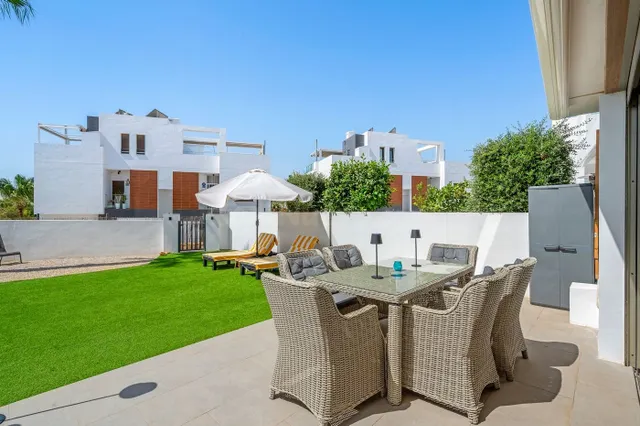 VILLA DE 3 DORMITORIOS Y 2 BAÑOS EN VILLAMARTIN (ORIHUELA CO