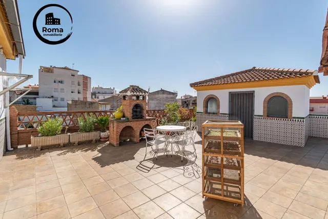 Gran Casa en Esquina en Atarfe – 4 Dormitorios, Piscina, Gar