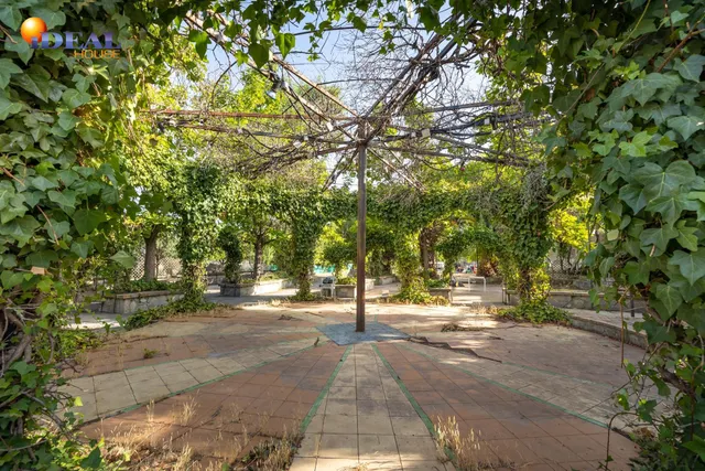 Terreno urbanizable, actualmente hay un restaurante. — 38