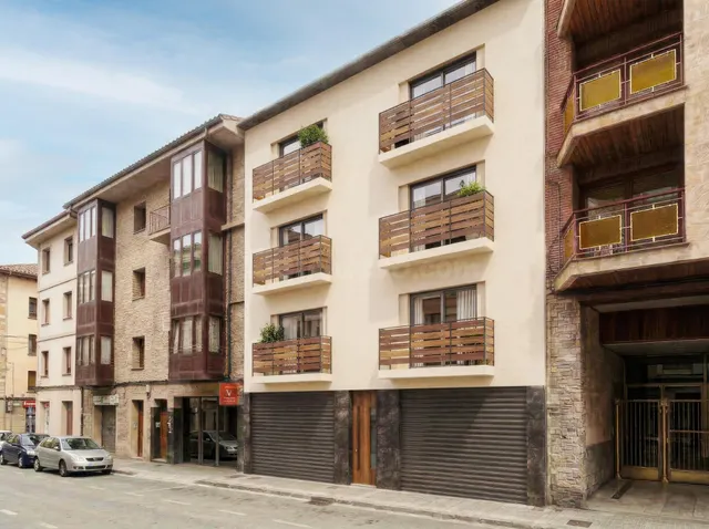 Estudio multifuncional con parking en el centro de Puigcerdà - foto 2