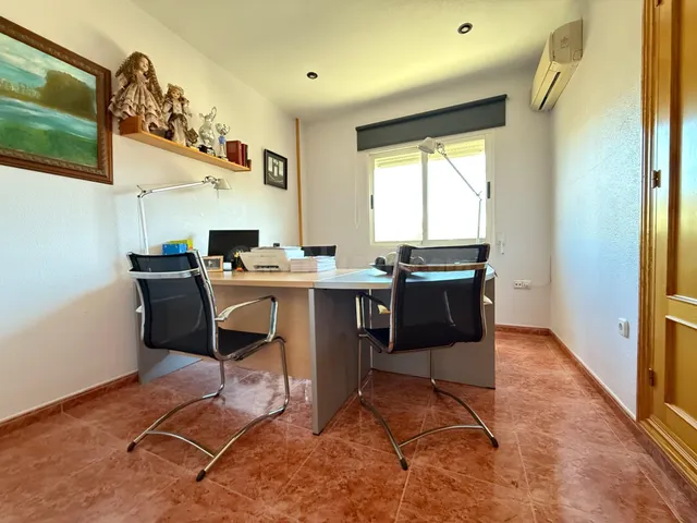 Exclusiva villa con parcela de 1.000 m2 y sótano de 170 m2 e - foto 5