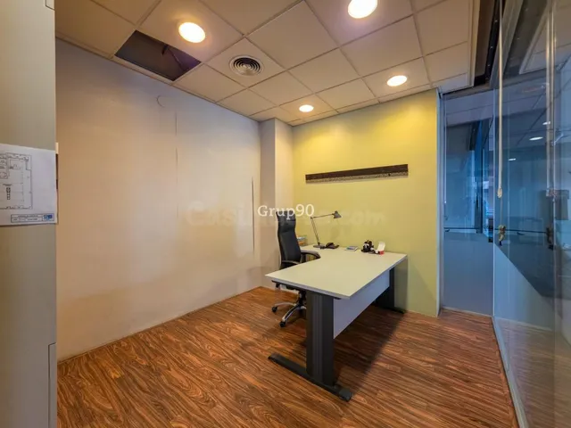 ? Amplio Local Esquinero de 300 m2 en Excelente Estado en La Nova Balàfia — 16