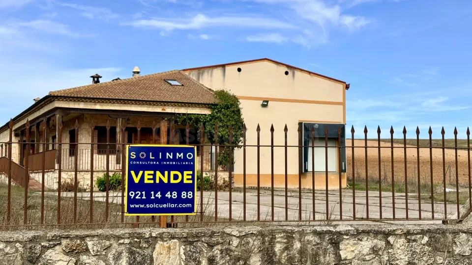 Tienda y fábrica de carne y embutidos en venta. Ref.2086