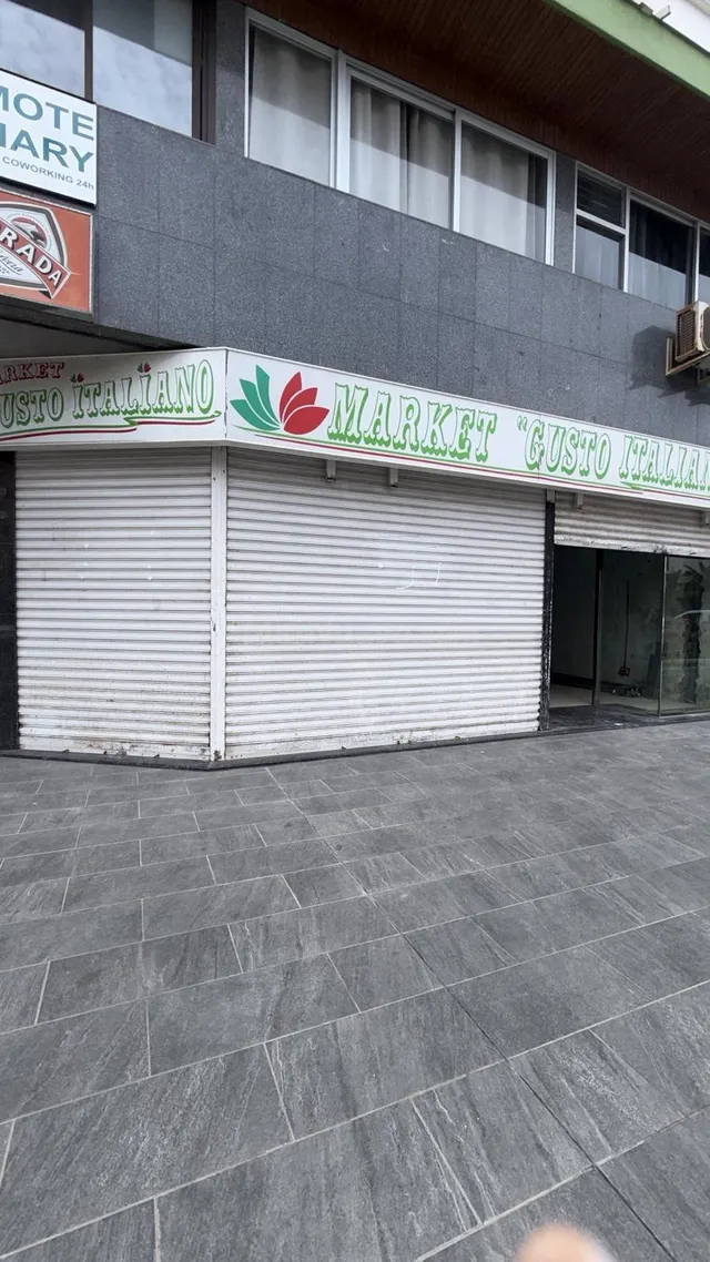 AMPLIO LOCAL COMERCIAL EN ALQUILER CON GRAN TERRAZA EN PUERT - foto 2
