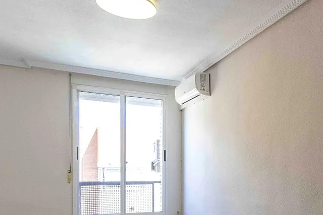 Amplia vivienda de 4 dormitorios con garaje, trastero y metro a pocos minutos — 23