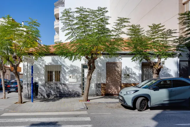 Exclusiva vivienda reformada en el corazón de Torrevieja con 3 amplios dormitorios — 37