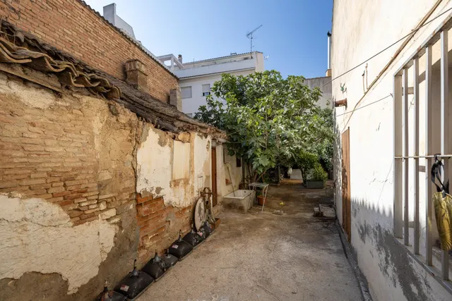 Atención promotores. Casa para derribar y hacer bloque de hasta 720 m2 de obra en Maracena centro — 9