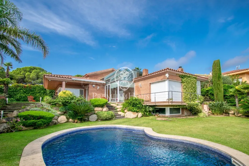 Preciosa casa de lujo en venta con vistas al mar y piscina en Calella