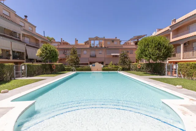 FANTÁSTICA CASA CON PISCINA COMUNITARIA, TERRAZA Y GARAJE
