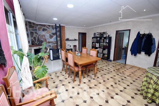 ¡CHALET CON PISCINA, ZONA DE APARCAMIENTO, PLACAS SOLARES Y  - foto 4