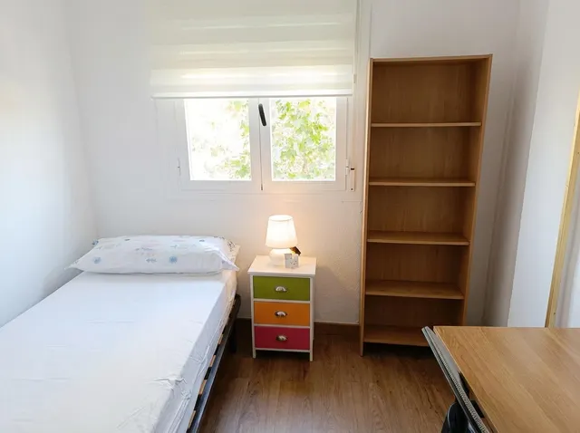 Exclusiva Oportunidad de Inversión y Hogar: Piso Totalmente Exterior Frente a Traumatología (Granada) | Ref: DLR00292 — 9