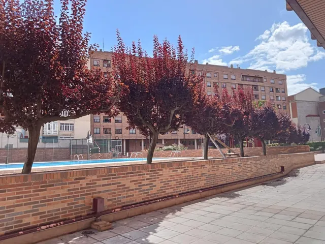 Piso de 75 metros construidos en Logroño, Zona Centro Ayuntamiento con piscina comunitaria — 22
