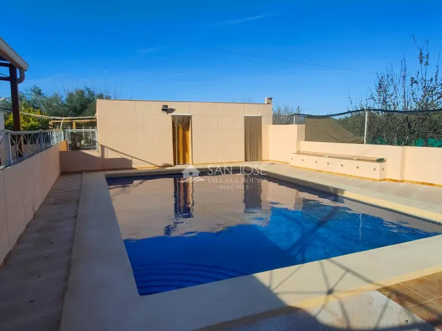 SE VENDE CHALET CON PISCINA EN MUY BUEN ESTADO EN ASPE ZONA  - foto 2