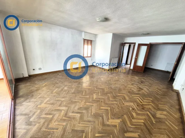 Piso con cuatro dormitorios y garaje en Avenida Juan Carlos 