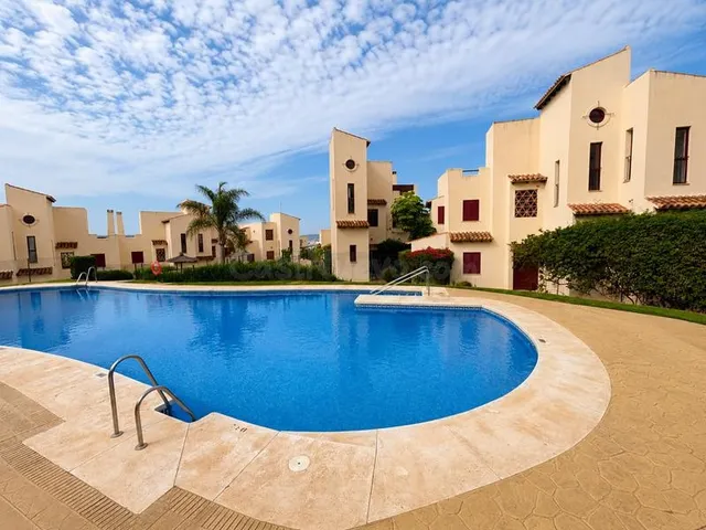 PLANTA BAJA CON JARDÍN PRIVADO, GRAN TERRAZA Y SENSACIÓN DE 