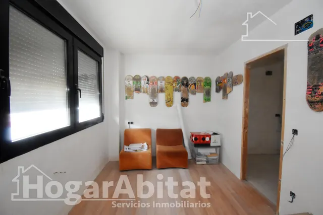 ¡Perfecto para invertir! Casa de cuatro alturas  para reformar con garaje y dos terrazas, cerca del centro — 25