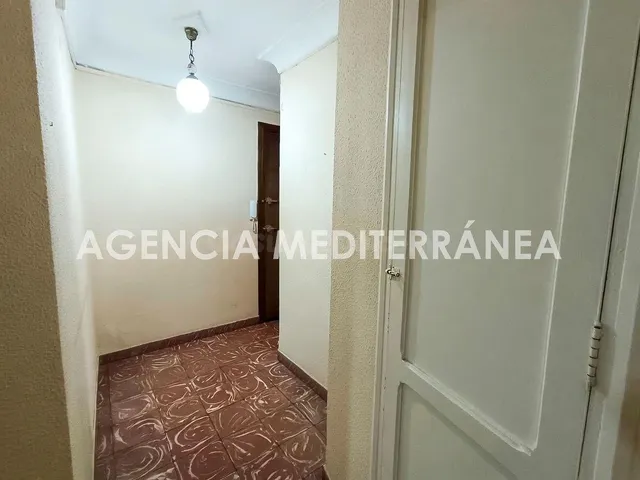 ¡Gran oportunidad de inversión en En Corts! Piso exterior con balcón y muchas posibilidades — 5