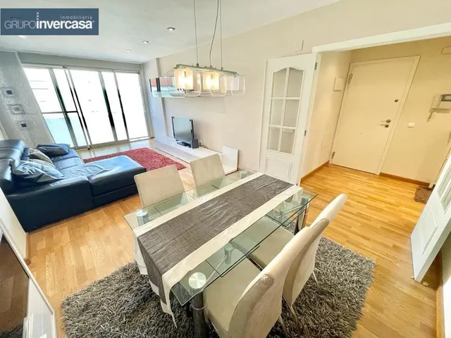 Piso amueblado con garaje, trastero y piscinas comunitaria e