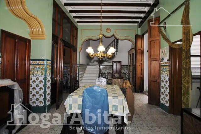 Amplia casa esquinera con terraza y trastero en el centro — 50