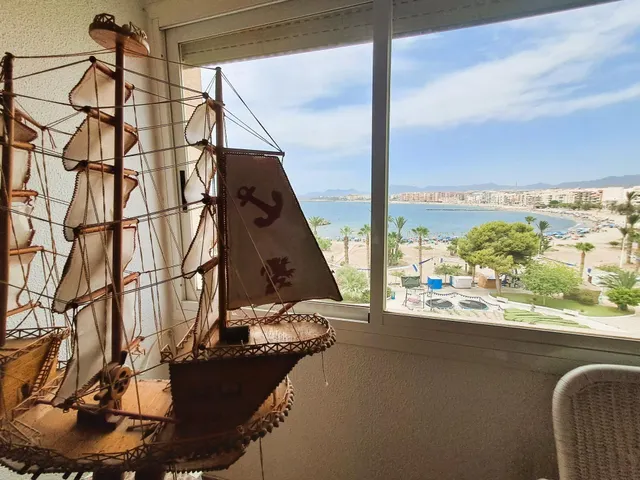 Piso de 4 dormitorios en primera línea de La Colonia con espectaculares vistas a la playa — 36
