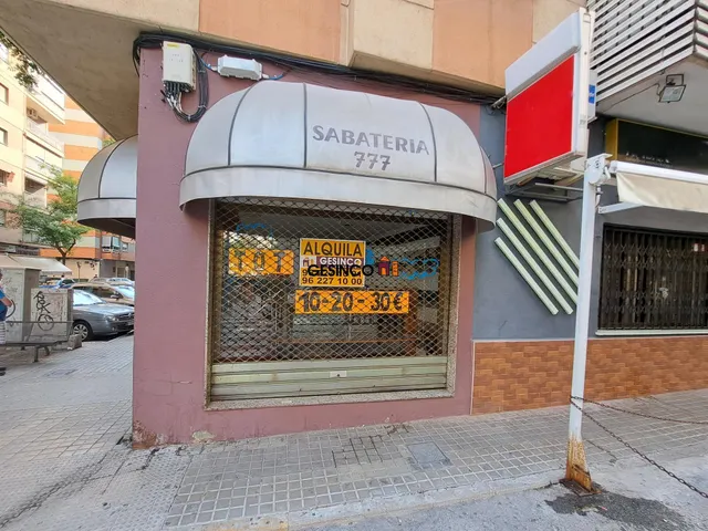 LOCAL COMERCIAL HACIENDO CHAFLÁN EN ZONA TRANSITADA — 3