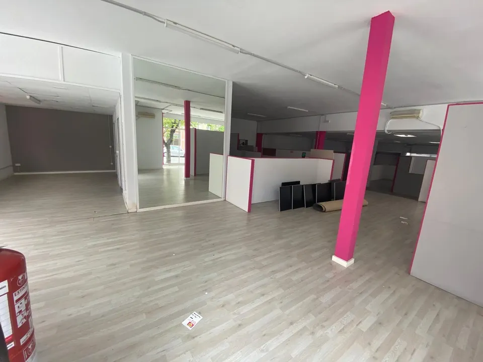 Impresionante local comercial esquinero a tres calles con planta garaje para 12 coches