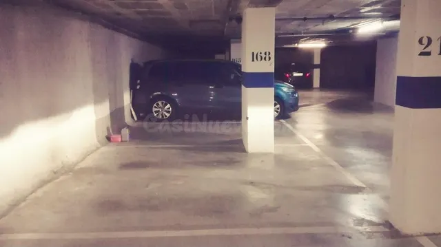 PLAZA de PARKING AMPLIA en c SANTA EULÀLIA 182 — 5