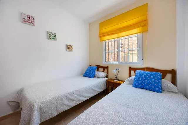 Bungalow con 2 jardines, garaje y piscina comunitaria en Torrevieja, los balcones — 18