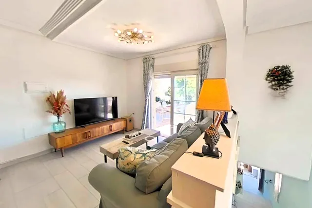 Maravilloso chalet pareado (aprox. 130 m2 + terrazas y garaje) con 4 dormitorios y 2 baños. Amplia parcela privada (516 m2) con jardín y gran piscina. — 17