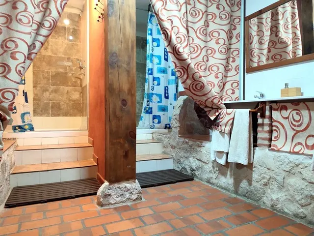 Encantadora Casa Rural en Funcionamiento con Opción de Vivienda Privada — 8